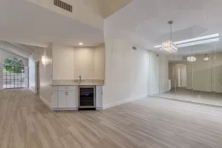 Photo #5: 5995899 Listing