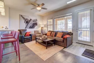 Photo #5: 6034918 Listing