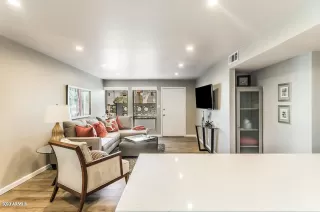 Photo #5: 6059718 Listing 