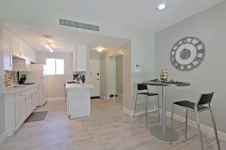 Photo #5: 6070040 Listing