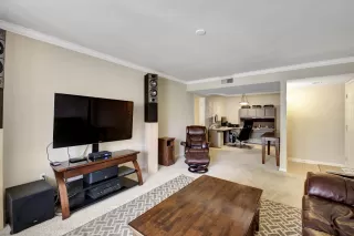 Photo #5: 6098000 Listing 