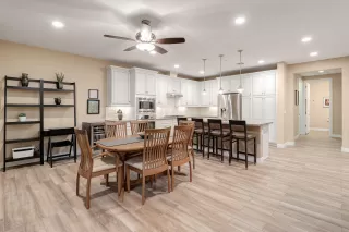 Photo #4: 6100489 Listing