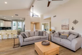 Photo #5: 6108889 Listing