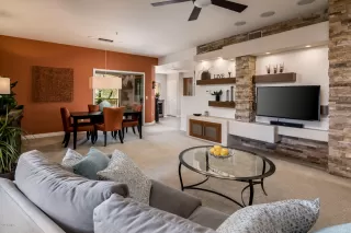 Photo #5: 6109413 Listing