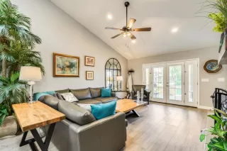 Photo #6: 6110388 Listing