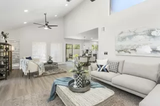 Photo #5: 6120108 Listing