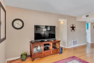 Photo #5: 6123464 Listing