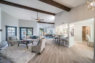 Photo #4: 6159090 Listing