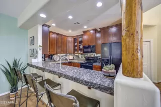 Photo #5: 6199600 Listing