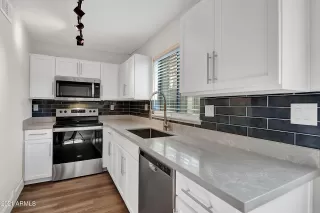 Photo #4: 6205856 Listing