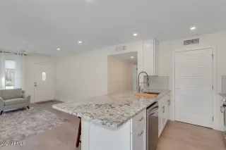 Photo #5: 6232487 Listing