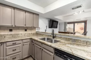 Photo #6: 6240884 Listing