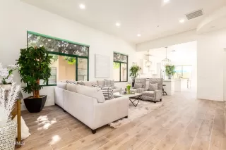 Photo #5: 6313854 Listing