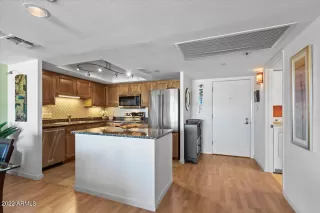 Photo #5: 6359905 Listing