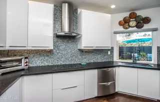 Photo #4: 6402600 Listing