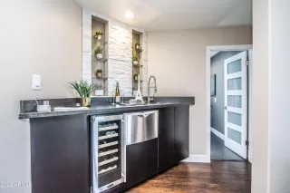 Photo #5: 6402600 Listing