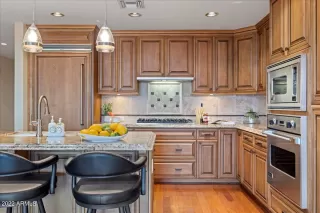 Photo #4: 6415800 Listing
