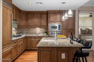 Photo #6: 6415800 Listing