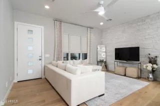 Photo #6: 6420282 Listing