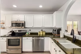 Photo #5: 6438921 Listing
