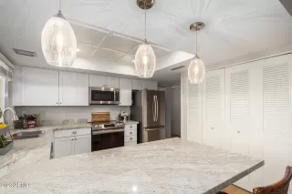 Photo #5: 6490802 Listing