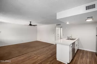 Photo #5: 6518119 Listing