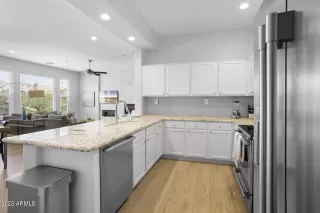 Photo #5: 6554000 Listing