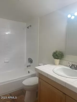 Photo #5: 6571661 Listing