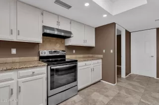 Photo #5: 6587657 Listing