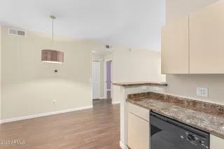 Photo #5: 6616806 Listing