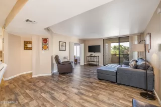 Photo #5: 6627716 Listing