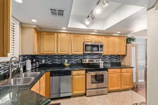 Photo #3: 6638100 Listing