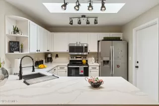 Photo #5: 6640082 Listing