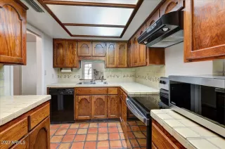 Photo #5: 6640795 Listing