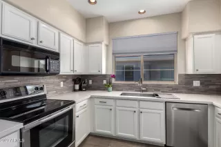 Photo #5: 6640901 Listing