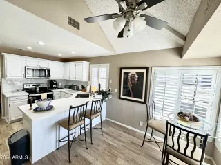 Photo #5: 6651749 Listing