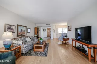 Photo #5: 6668142 Listing