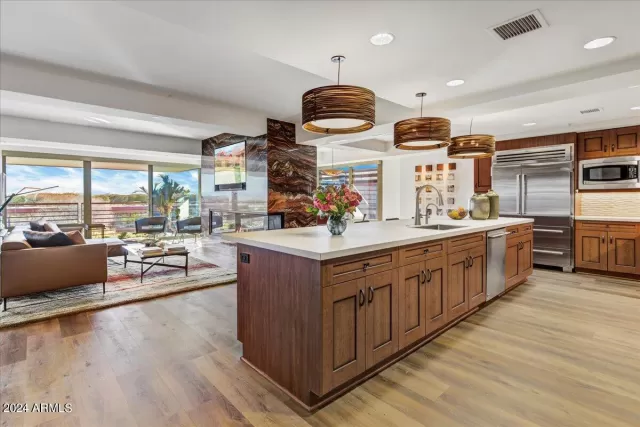 MLS: 6673036 Condo For Sale