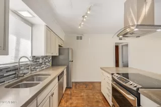 Photo #4: 6678100 Listing