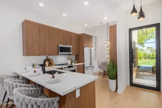 Photo #5: 6680691 Listing