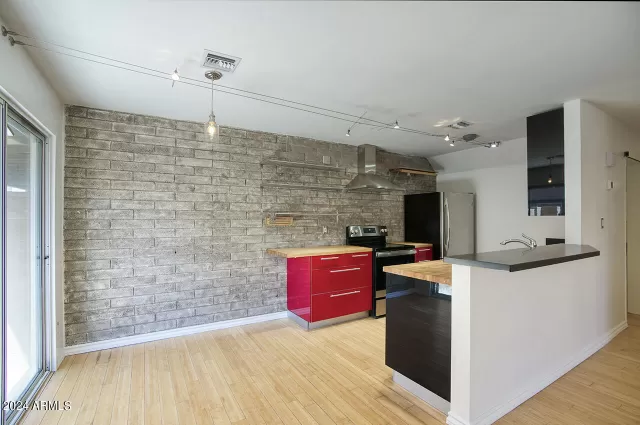 MLS: 6693448 Condo For Sale