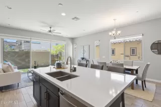 Photo #6: 6693806 Listing