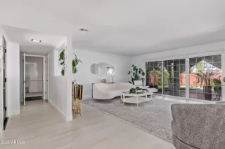 Photo #5: 6699187 Listing