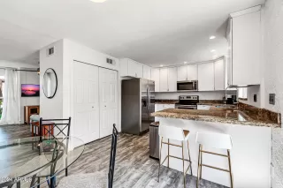 Photo #5: 6709119 Listing