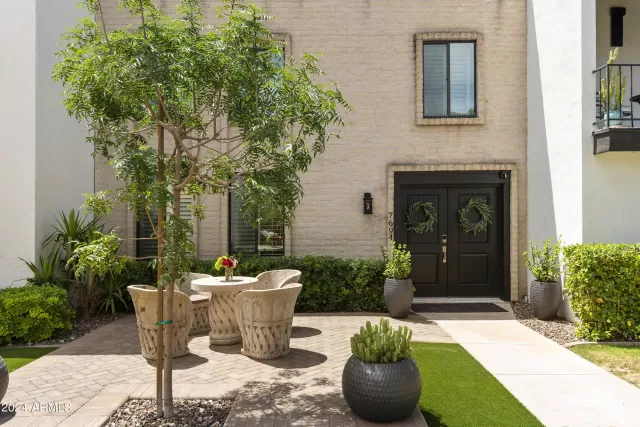 MLS: 6709280 Condo For Sale