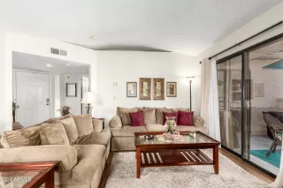 Photo #5: 6726163 Listing