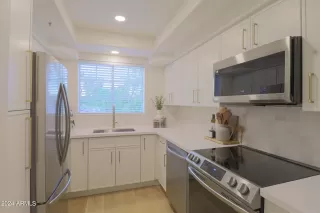 Photo #2: 6750000 Listing 