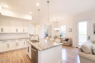 Photo #5: 6762760 Listing