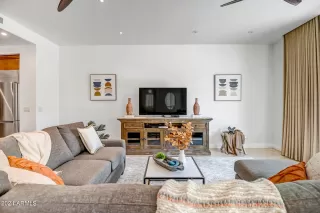 Photo #3: 6770000 Listing