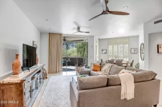 Photo #4: 6770000 Listing